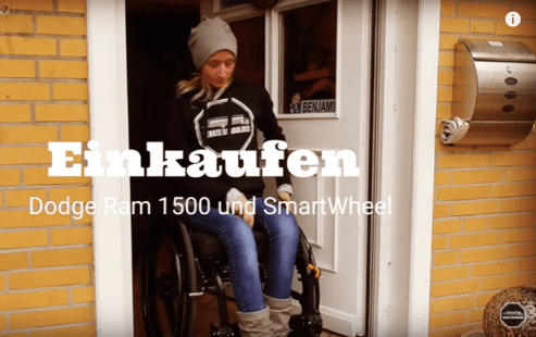 Rollifahrerin geht einkaufen